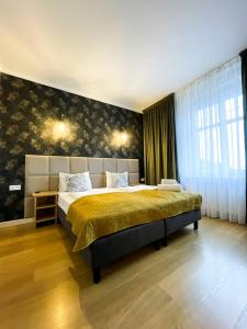 カルパチにあるPerła Sudetów by Stay inn Hotelsのベッドルーム1室(大型ベッド1台、黄色のベッドカバー付)