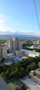 Blick auf eine Stadt mit Gebäuden und Bäumen in der Unterkunft Dpto panorámico chic microcentro in Mendoza