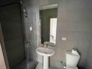 Kamar mandi di 3bds with private heated pool in Sholan 2 ElGouna