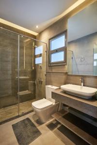 ein Bad mit einem WC, einem Waschbecken und einer Dusche in der Unterkunft 3bds with private heated pool in Sholan 2 ElGouna in Hurghada