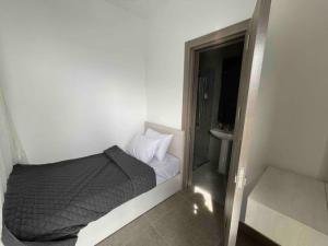 Tempat tidur dalam kamar di 3bds with private heated pool in Sholan 2 ElGouna