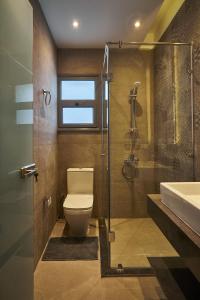 Kamar mandi di 3bds with private heated pool in Sholan 2 ElGouna
