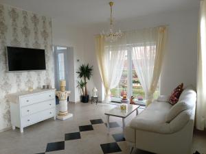 uma sala de estar com um sofá e uma televisão em Pod skálou, Mánesova 646 em Úpice