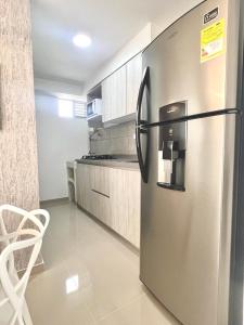 cocina con nevera de acero inoxidable en una habitación en Apartamento amoblado cerca al aeropuerto, en Pereira