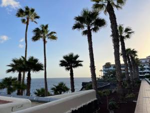 una vista sull'oceano da un resort con palme di Torres Beach ad Arona