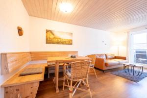 sala de estar con mesa de madera y sillas en kloana Waxlstoa, en Garmisch-Partenkirchen