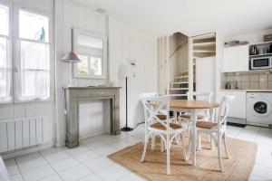 cocina y comedor con mesa y sillas en Appartement Liseron, en Saint-Martin-de-Ré