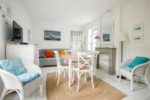 sala de estar con mesa y sillas en Appartement Liseron, en Saint-Martin-de-Ré