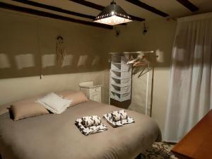 1 dormitorio con 1 cama con 2 toallas en Casa Rural Bella Culla en Culla