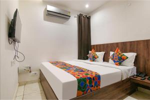 pokój hotelowy z łóżkiem i telewizorem w obiekcie FabHotel Chandigarh w mieście Mohali