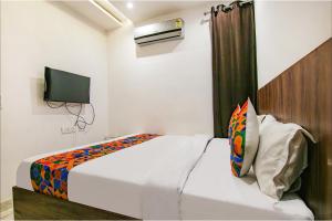 sypialnia z łóżkiem i telewizorem w obiekcie FabHotel Chandigarh w mieście Mohali