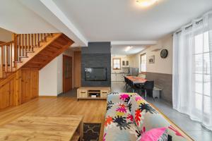 una sala de estar con un sofá y una mesa en Domki pod Tatrami, en Zakopane 37 fotos más