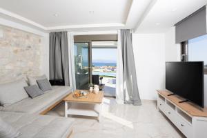 Televízia a/alebo spoločenská miestnosť v ubytovaní Villa Mare - Private Pool, 4 Bdrms, Sea View, BBQ
