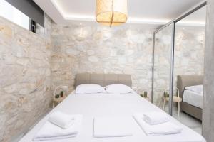 Posteľ alebo postele v izbe v ubytovaní Villa Mare - Private Pool, 4 Bdrms, Sea View, BBQ