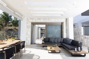 Posedenie v ubytovaní Villa Mare - Private Pool, 4 Bdrms, Sea View, BBQ
