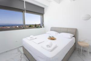 Posteľ alebo postele v izbe v ubytovaní Villa Mare - Private Pool, 4 Bdrms, Sea View, BBQ