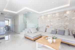 Posedenie v ubytovaní Villa Mare - Private Pool, 4 Bdrms, Sea View, BBQ