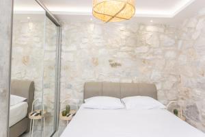 Posteľ alebo postele v izbe v ubytovaní Villa Mare - Private Pool, 4 Bdrms, Sea View, BBQ