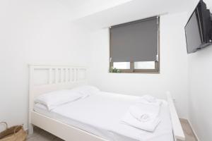 Posteľ alebo postele v izbe v ubytovaní Villa Mare - Private Pool, 4 Bdrms, Sea View, BBQ