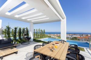Balkón alebo terasa v ubytovaní Villa Mare - Private Pool, 4 Bdrms, Sea View, BBQ