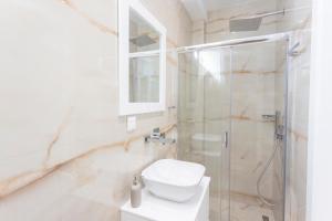 Kúpeľňa v ubytovaní Villa Mare - Private Pool, 4 Bdrms, Sea View, BBQ