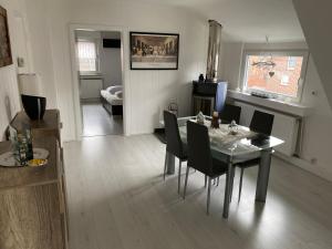 ein Esszimmer und ein Wohnzimmer mit einem Tisch und Stühlen in der Unterkunft Wohnen Nähe Nordpark in Mönchengladbach