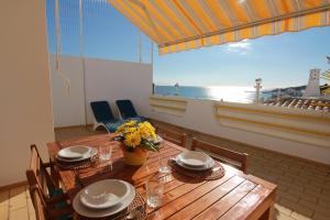 jadalnia ze stołem i widokiem na ocean w obiekcie Apartamento Laurent - beachfront and city center w Albufeirze