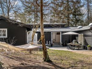Frederiksværkにある18 person holiday home in Frederiksværk-By Traumの家の前のハンモック
