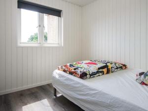 Un dormitorio con una cama en una habitación con ventana. en Luxury Retreat with Sea View - By Traum Ferienwohnungen, en Haderslev