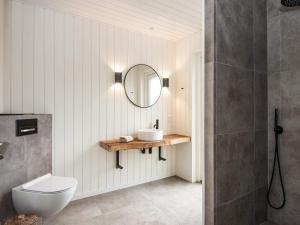 Un baño con lavabo, espejo e inodoro. en Luxury Retreat with Sea View - By Traum Ferienwohnungen, en Haderslev 32 fotos más