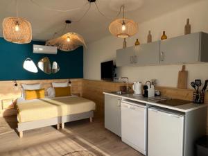 1 dormitorio con 1 cama y cocina con encimera en Hôtel Café Miramar, en Le Grau-du-Roi