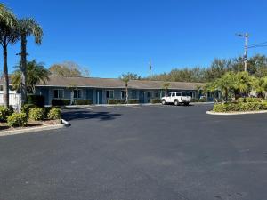 un estacionamiento frente a un motel en Brandon Motor Lodge, en Brandon