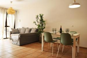 Sotavento Tejita, terrace and beach في La Tejita: غرفة معيشة مع طاولة وأريكة