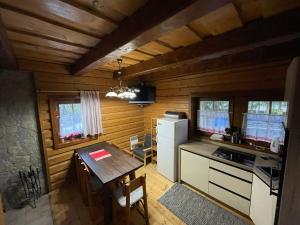 eine kleine Küche mit einem Tisch und einem Kühlschrank in der Unterkunft Chata za potokom in Terchová