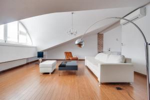 un soggiorno con divano bianco e tavolo di Divon Luxury Apartments by Wawel Castle a Cracovia
