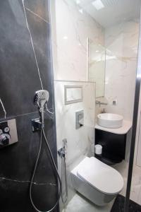 La salle de bains est pourvue d'une douche, de toilettes et d'un lavabo. dans l'établissement Gran Capital Top Central Apartment, à Sofia