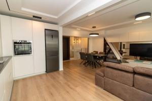 A television and/or entertainment centre at Gran Capital Top Central Apartment