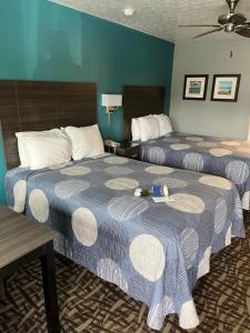 a hotel room with two beds and a table at Brandon Motor Lodge in Brandon +32 photos
