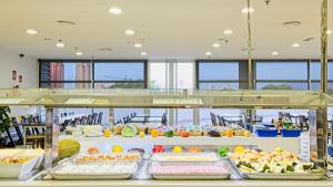 Comida en o cerca de este hotel