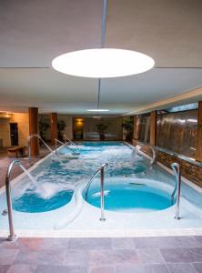 una gran piscina cubierta en un hotel en Poseidon La Manga Hotel & Spa - Designed for Adults, en La Manga del Mar Menor 37 fotos más