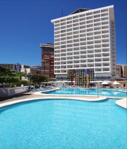 una gran piscina frente a un gran edificio en Poseidon Resort, en Benidorm