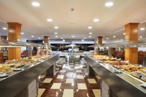 una línea de buffet con muchos tipos diferentes de comida en Hotel Poseidon Playa, en Benidorm