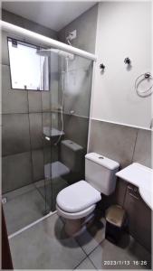 庫里奇巴的住宿－Loft Rústico - Curitiba，浴室配有卫生间、淋浴和盥洗盆。