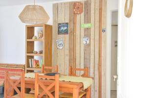 una habitación con una pared de madera con letreros. en Casa con pileta en Chascomús, cerca de la Laguna en Chascomús