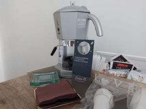 eine Kaffeemaschine auf einer Theke in der Unterkunft Civico 72 in Martano