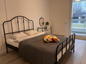 una camera da letto con un letto con un cuscino sopra di Vizja Apartments Kolska 9 a Varsavia