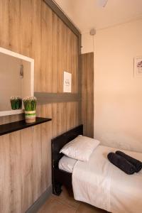 um quarto com uma cama e uma parede de madeira em Tigaki Mall Hostel em Tigaki
