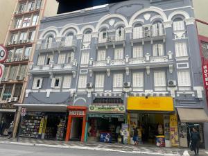 a large building on the side of a street at Hotel Quintino - No Coração de São Paulo, 2 Min do Metrô Sé, 10 Min do Brás, 5 Min da 25 de Março e Estacionamento no Local Grátis in São Paulo
