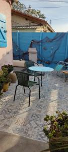 um pátio com uma mesa e cadeiras num pátio em UNE MAISON SUR UNE PRESQU'ILE em Port-Saint-Louis-du-Rhône