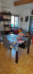 uma sala de estar com uma mesa com cadeiras e um sofá em UNE MAISON SUR UNE PRESQU'ILE em Port-Saint-Louis-du-Rhône